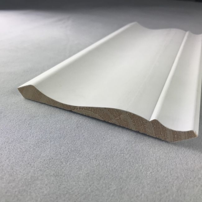 Motllures decoratives de corona de fusta recobertes de gesso blanc per al sostre