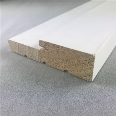 Magnífics marcs de portes de fusta recoberts de gesso blanc per a portes