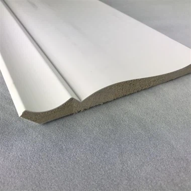 Motllures decoratives de corona de fusta amb imprimació per al sostre