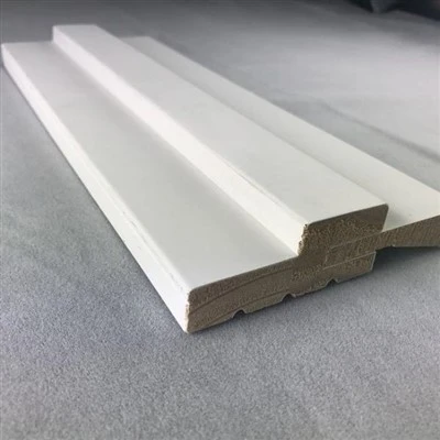 Marcs de portes de fusta revestits de gesso blanc de gran valor per a portes